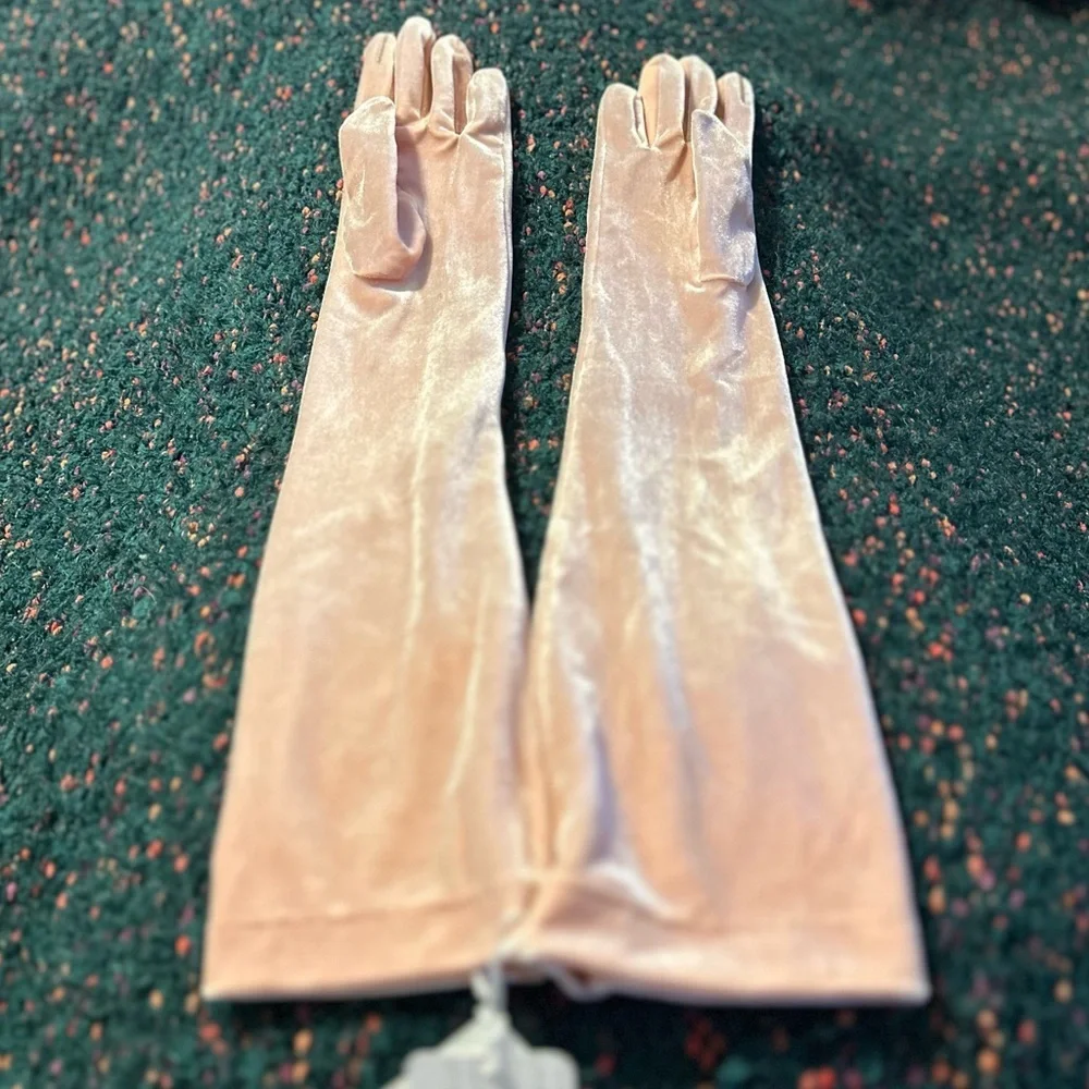 RARE Carolina Amato NWT Light Pink Crushed Velvet Gloves (re: Free People)
